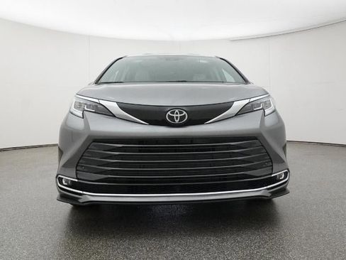 New 2026 Toyota Sienna Limited image 31