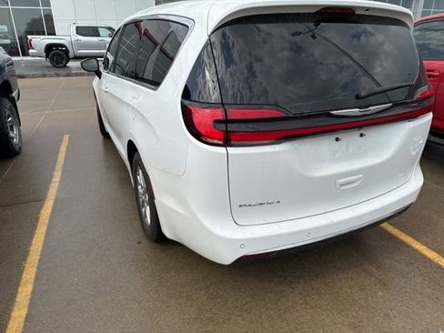 Used 2024 Chrysler Pacifica Touring-L image 23