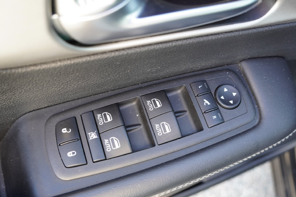 Used 2024 Chrysler Pacifica Premium FWD image 27