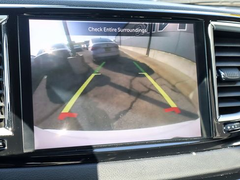 Used 2023 Chrysler Pacifica Touring-L image 12