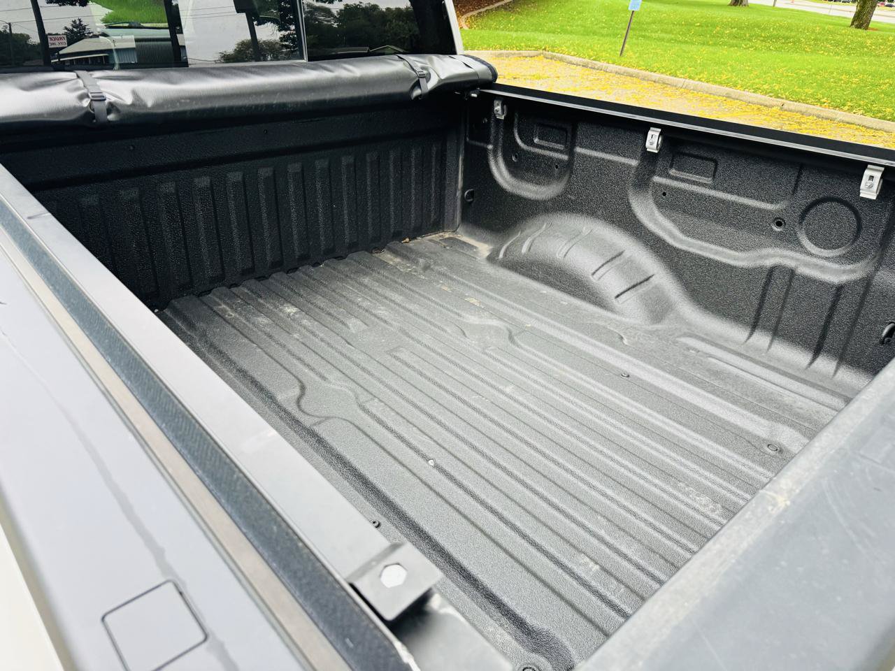 Used 2018 Nissan Titan SV AWD/4WD image 12