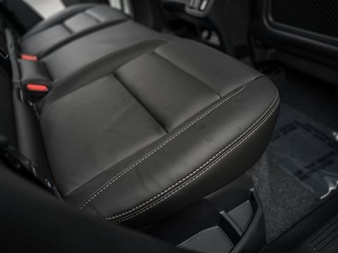 Certified 2025 Volvo XC40 B5 Ultra w/ Climate Package image 33