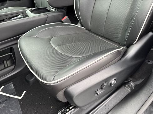 Used 2023 Chrysler Pacifica Limited w/ Uconnect Theater Family Group FWD image 16