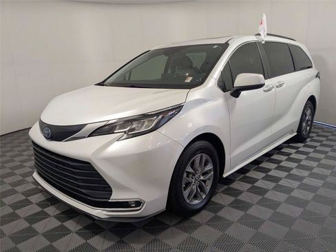 Certified 2022 Toyota Sienna XLE FWD image 2