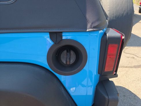 Used 2017 Jeep Wrangler Sport w/ LED Lighting Group AWD/4WD image 21