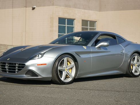 Used 2017 Ferrari California T RWD image 4