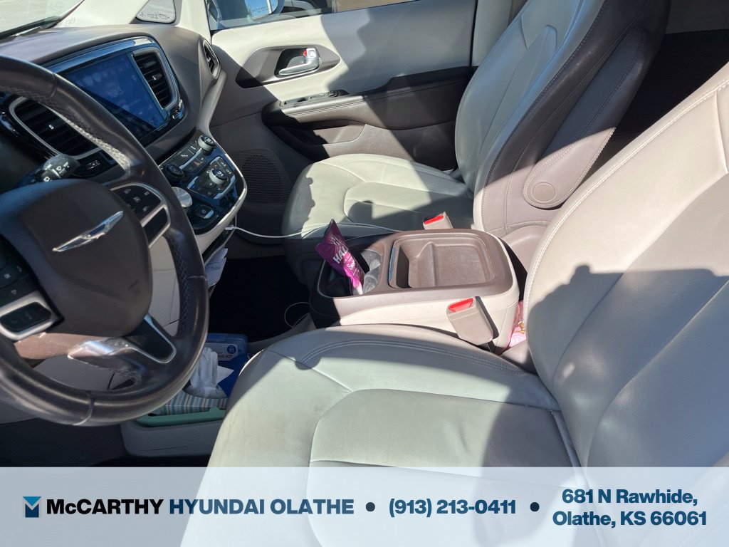 Used 2017 Chrysler Pacifica Touring-L FWD image 12