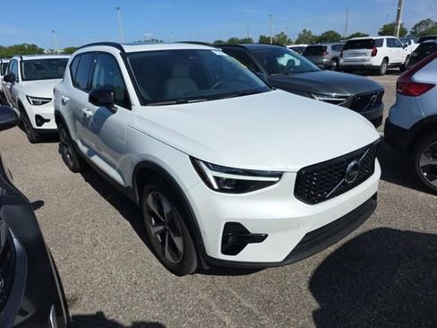 Used 2026 Volvo XC40 B5 Plus AWD/4WD image 3