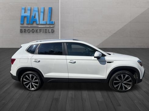 Certified 2022 Volkswagen Taos SE w/ Panoramic Sunroof Package AWD/4WD image 7