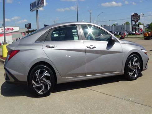 Used 2025 Hyundai Elantra SEL FWD image 5