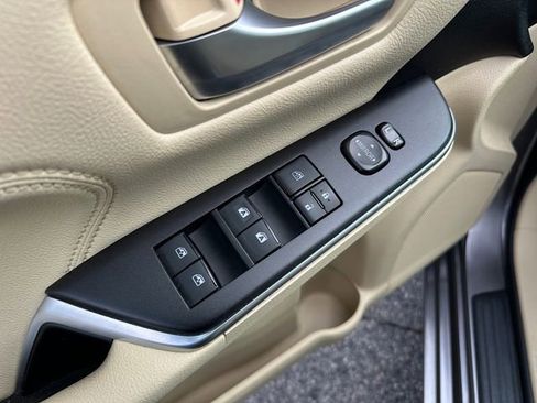 Used 2017 Toyota Camry XLE image 19