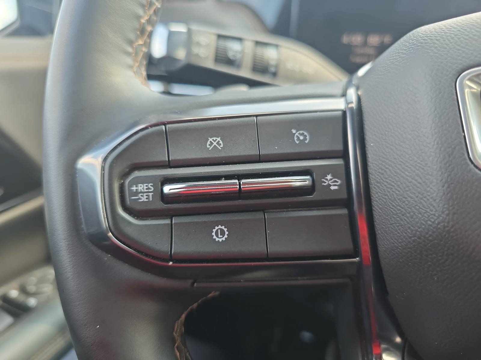 Used 2025 GMC Yukon AT4 w/ AT4 Premium Package AWD/4WD image 18