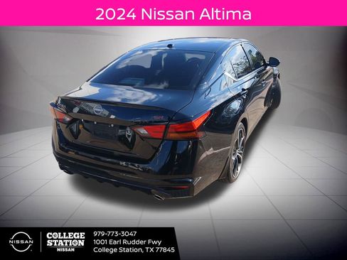 Used 2024 Nissan Altima 2.5 SR w/ SR Premium Package image 2