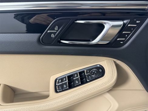 Certified 2025 Porsche Macan image 34