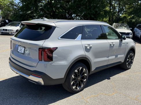 Used 2025 Kia Sorento EX w/ Panoramic Sunroof Package image 7