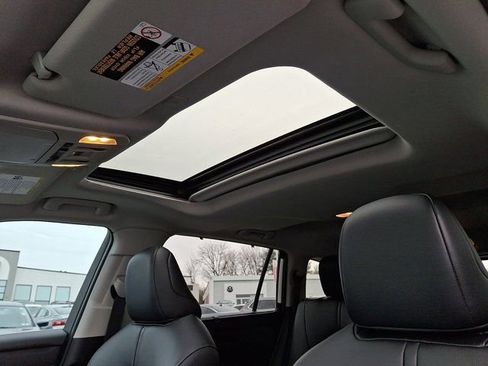 Used 2024 Toyota Highlander XLE FWD image 18