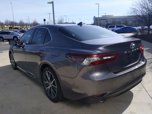Used 2021 Toyota Camry XLE w/ Navigation Upgrade Package image 7