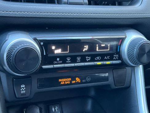 Used 2019 Toyota RAV4 LE FWD image 21