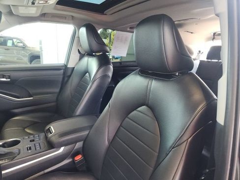 Used 2023 Toyota Highlander XLE AWD/4WD image 16