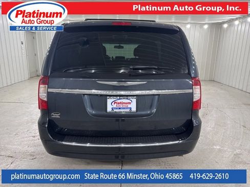 Used 2013 Chrysler Town & Country Touring image 4