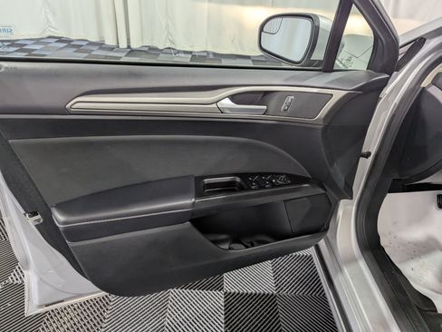 Used 2017 Ford Fusion SE w/ Fusion SE Technology Package FWD image 14