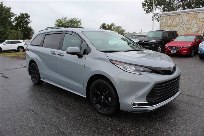 Used 2025 Toyota Sienna XLE Woodland Edition AWD/4WD image 9