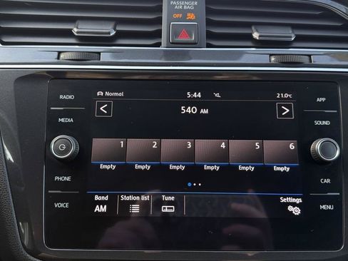 Used 2018 Volkswagen Tiguan SE AWD/4WD image 49