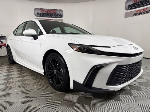 Used 2025 Toyota Camry SE w/ Convenience Package image 1