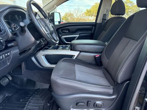 Used 2023 Nissan Titan SV w/ SV Convenience Package image 10