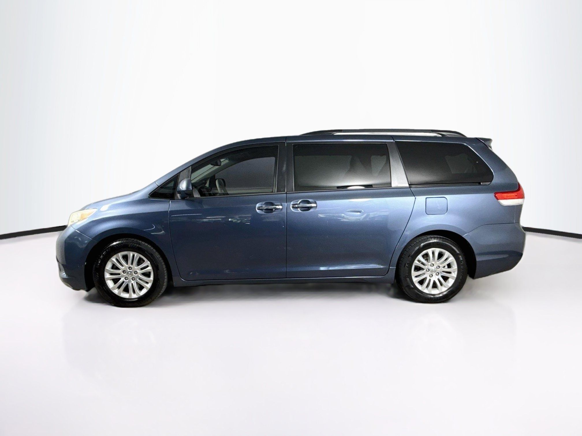Used 2014 Toyota Sienna XLE w/ XLE Premium Package FWD image 7
