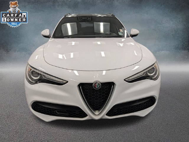 Used 2023 Alfa Romeo Stelvio Ti AWD/4WD image 2