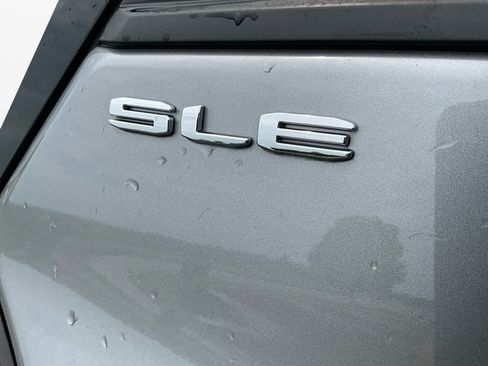 Used 2023 GMC Terrain SLE w/ Driver Convenience Package FWD image 17