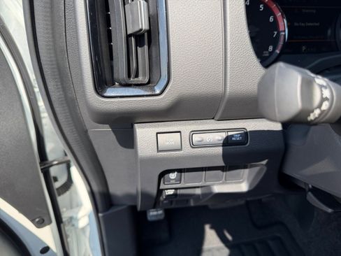 Used 2025 Nissan Frontier Pro-X image 25