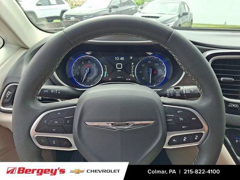 Used 2023 Chrysler Pacifica Touring-L FWD image 22