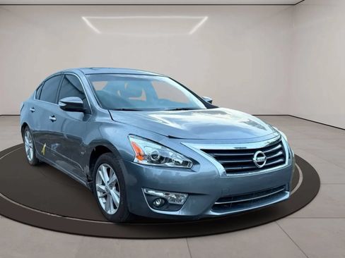 Used 2015 Nissan Altima 2.5 SV w/ Convenience Package FWD image 2