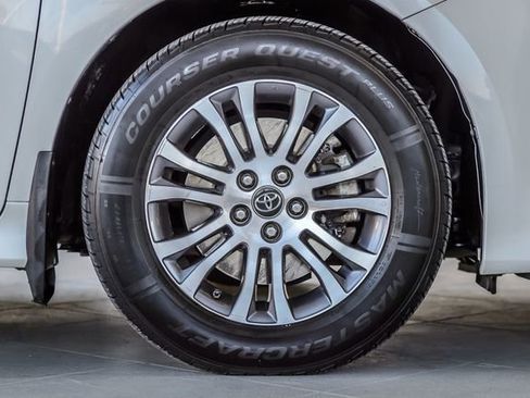 Used 2018 Toyota Sienna XLE Premium image 16