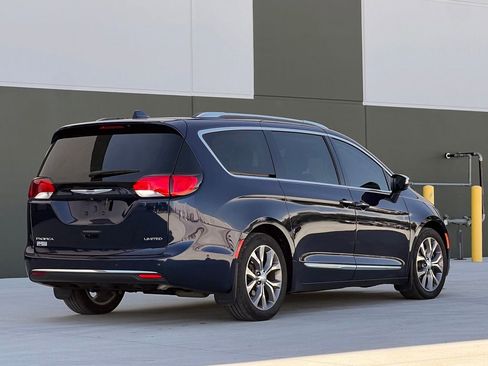 Used 2019 Chrysler Pacifica Limited w/ Tire & Wheel Group FWD image 2
