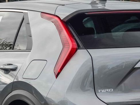 Certified 2025 Kia Niro LX image 7