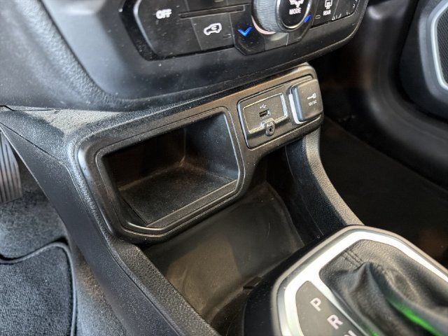 Used 2019 Jeep Renegade Latitude FWD image 24