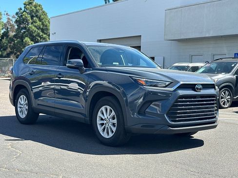 Used 2025 Toyota Grand Highlander FWD image 2