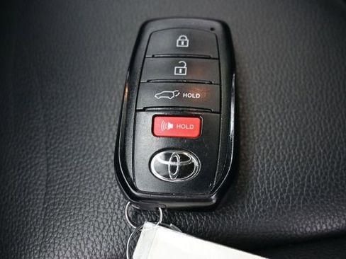 Used 2024 Toyota Highlander XLE AWD/4WD image 27