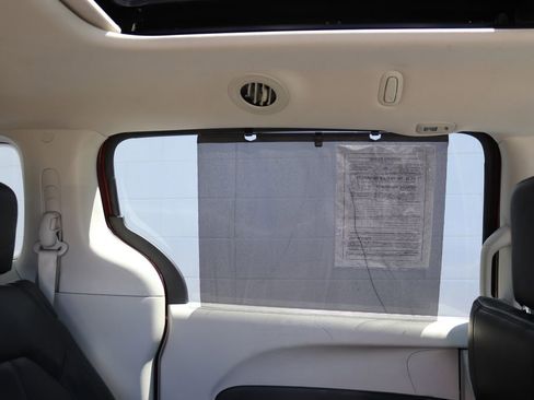 Used 2020 Chrysler Pacifica Limited FWD image 20