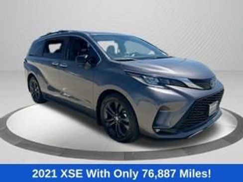 Used 2021 Toyota Sienna XSE w/ XSE Plus Package FWD image 3