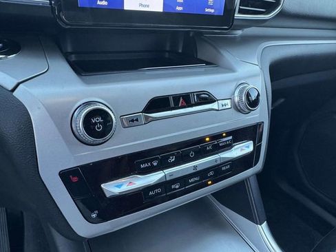 Used 2022 Ford Explorer XLT w/ Equipment Group 202A image 18