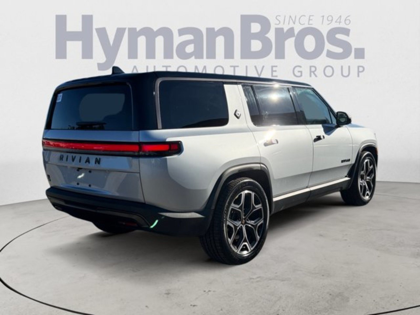 Used 2025 Rivian R1S Adventure Dual AWD/4WD image 3