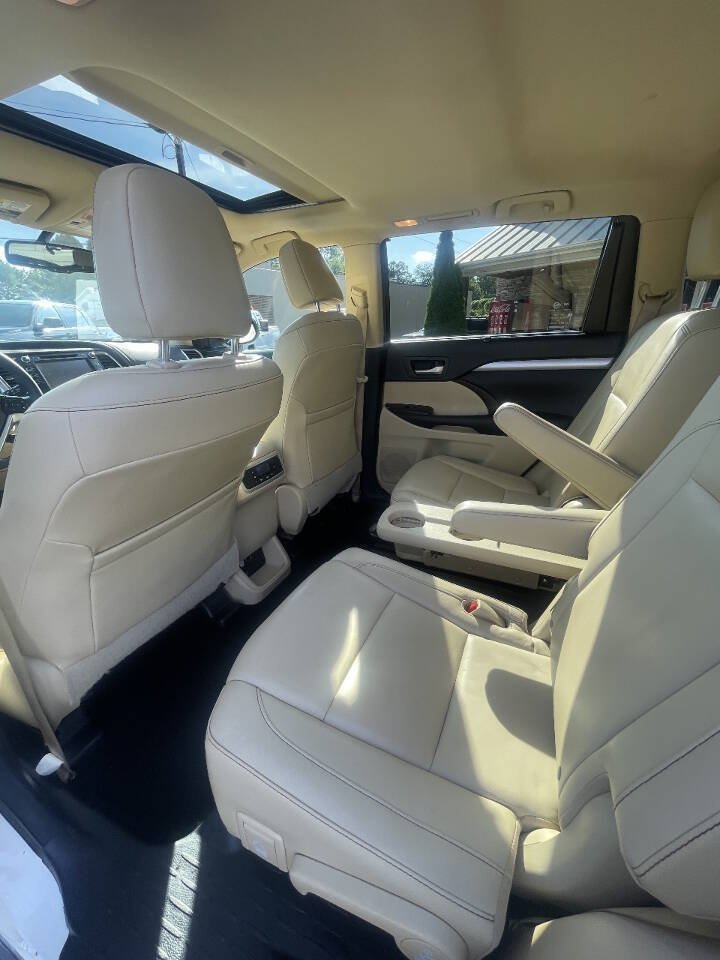 Used 2016 Toyota Highlander XLE AWD/4WD image 12