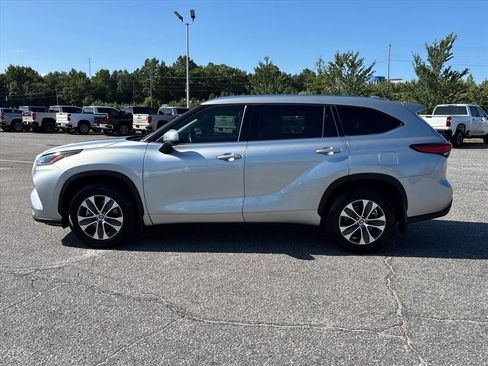 Used 2021 Toyota Highlander XLE AWD/4WD image 24