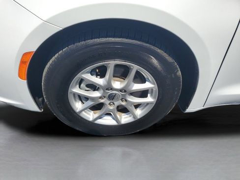 Used 2023 Chrysler Pacifica Touring-L image 10