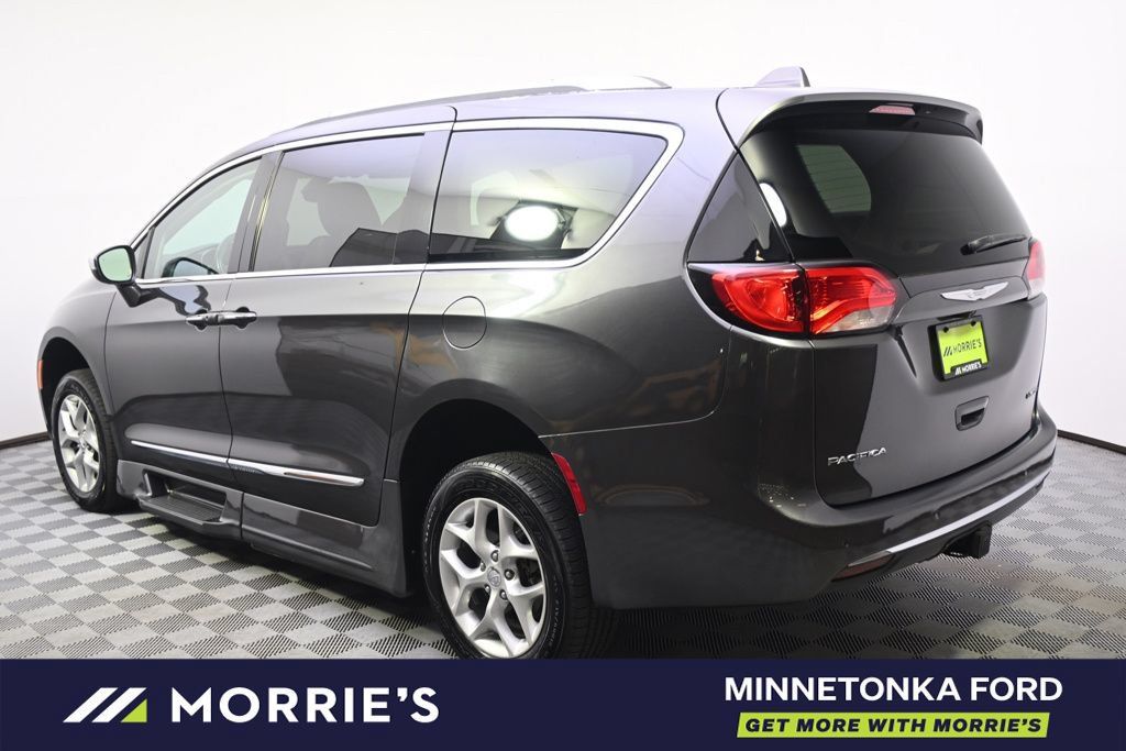 Used 2017 Chrysler Pacifica Limited FWD image 3