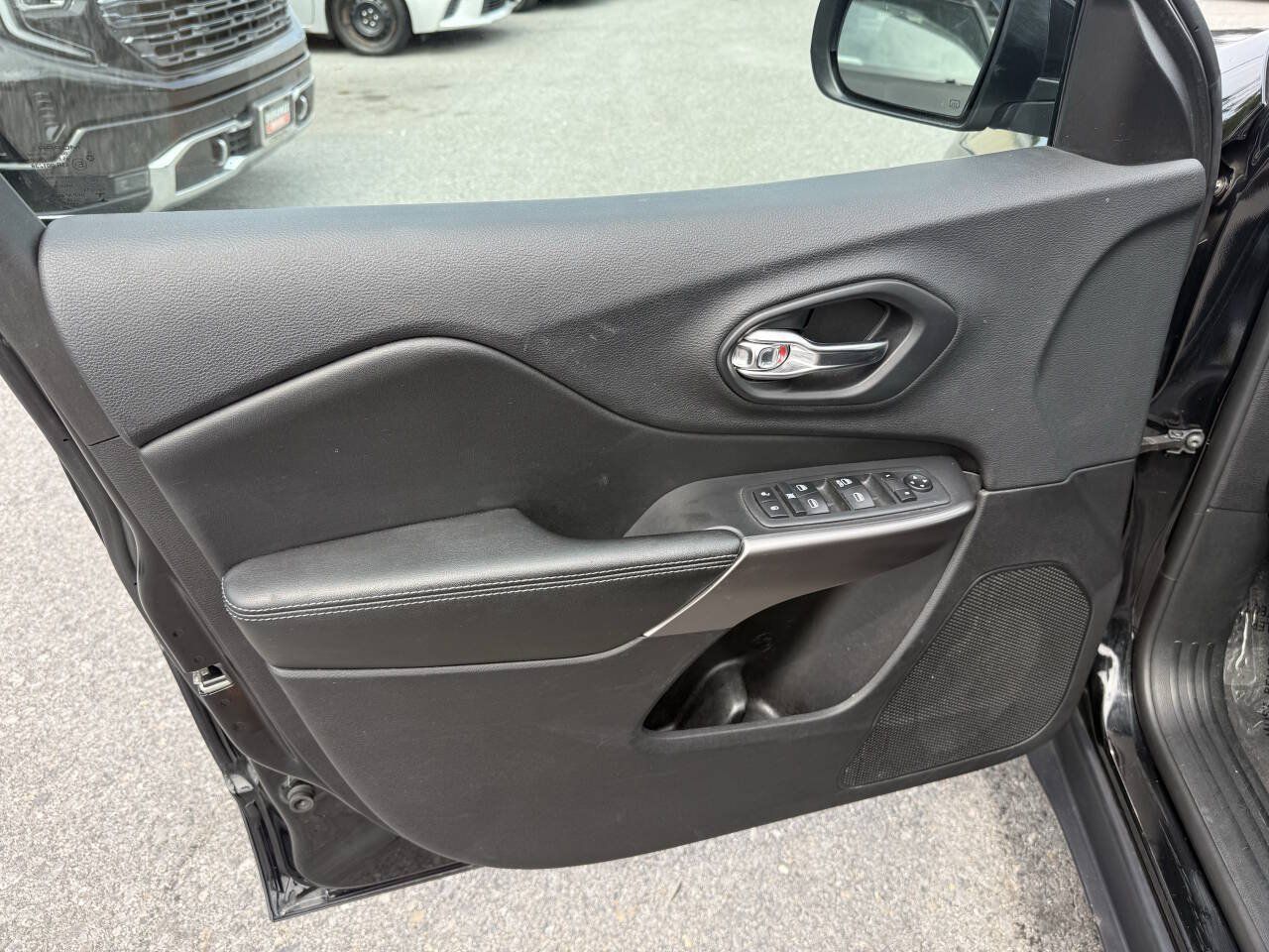 Used 2019 Jeep Cherokee Latitude w/ Popular Appearance Group FWD image 10
